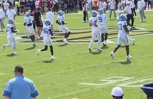 Jordon Hudson criticó su acto “ vergonzoso ” cuando regresa a UNC al margen con un atuendo muy arriesgado