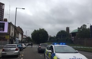 El hombre es dejado luchar por su vida y otros tres se lesionan después de disparar un club nocturno popular