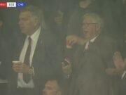 Sir Alex Ferguson celebra el primero de Robert Sánchez primero mientras mira la Unidad de Victoria de Man