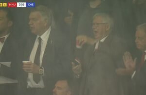 Sir Alex Ferguson celebra el primero de Robert Sánchez primero mientras mira la Unidad de Victoria de Man