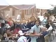 Momento Brazen Thief usa su pie para robar una bolsa con la nariz de la cena en un punto de acceso turístico empaquetado