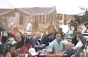 Momento Brazen Thief usa su pie para robar una bolsa con la nariz de la cena en un punto de acceso turístico empaquetado