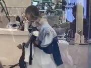 ¿Es eso lo que Melbourne se redujo? Tienda de ropa en la “capital cultural” de Australia robada a plena luz del día frente a los asombrosos espectadores