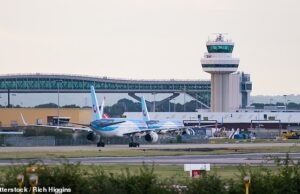 El desesperado canciller espera que la expansión de Gatwick pueda ayudar a revivir la economía en dificultad … pero la segunda pista no funcionará antes de 2029