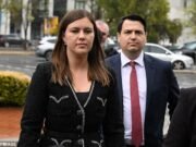 El esposo de Brittany Higgins, David Sharaz, es brutalmente llamado por un ex amigo: “ Auto-Inné, Délir, Clown ”