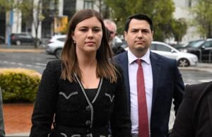 El esposo de Brittany Higgins, David Sharaz, es brutalmente llamado por un ex amigo: “ Auto-Inné, Délir, Clown ”