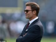 Tom Brady está estirando una reacción furiosa después de parecer admitir tener “ patear a su perro en vivo en la televisión