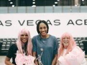 El dueño multimillonario de Las Vegas Raiders, Mark Davis, de 70 años, parece irreconocible porque es visto con cabello rosa