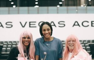 El dueño multimillonario de Las Vegas Raiders, Mark Davis, de 70 años, parece irreconocible porque es visto con cabello rosa