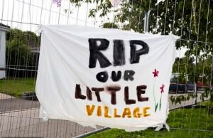 Furia en los planes para 1.600 casas que duplicarán el tamaño del pueblo y “destruirán” el pintoresco campo