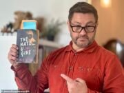 La escuela acusada de tener hijos de “lavado de cerebro” después de 14 años, dijo que leyeron el libro “ sonrojarlos por su piel blanca ” ‘