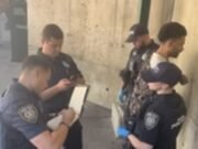 La escritora de televisión negra golpeó al oso dijo que la anciana blanca tenía policías para tenerla por poner los pies en el tren