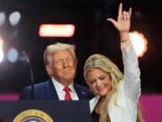 Una declaración vil sobre la señal de la mano de Erika Kirk Balay Internet a raíz de Charlie Kirk Memorial