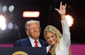 Una declaración vil sobre la señal de la mano de Erika Kirk Balay Internet a raíz de Charlie Kirk Memorial