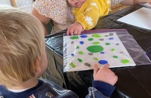 La confrontación en la ciudad de solo blancos en las profundidades de las montañas de Ozark, mientras que se revela el diseño alarmante contra el compuesto.