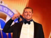 Matt Rowell plantea la portada por las razones por las cuales le gusta burlonamente comer hierba como su ritual previo al partido durante el discurso de la Medalla Brownlow Franc
