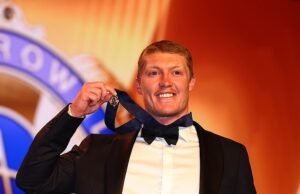 Matt Rowell plantea la portada por las razones por las cuales le gusta burlonamente comer hierba como su ritual previo al partido durante el discurso de la Medalla Brownlow Franc