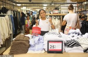 Brazo de sangre a Myer: la participación de Aussie Icon está bloqueada, mientras que el experto minorista emite una advertencia oscura sobre la cadena minorista de ventas