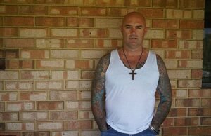 El controvertido jefe australiano Peter Lyndon -James deja la extraordinaria diatriba de la migración masiva, mientras que las imágenes emergen de sus increíbles comentarios: “ Hache la cabeza de una cabra ” ‘