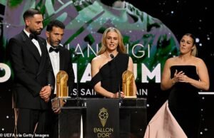 ¡De la reina de las paradas a la reina de los stops! Mary Earps se ve muy tensa mientras ella atiende a rival y su compañera de equipo de globos dorados para el mejor portero