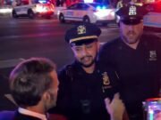 Momento vergonzoso Emmanuel Macron es detenido por la policía de Nueva York mientras la calle está cerrada por la motocicleta de Trump … luego suena a Donald pidiendo ayuda, pero termina teniendo que salir y caminar