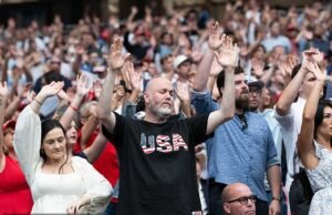 El asesinato de Charlie Kirk extiende el resurgimiento del cristianismo con los autobuses de nuevos adoradores que llegan a una iglesia y “Jesús” de moda en Google