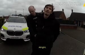 Motociclista alabando a la policía en 130 mph de enjuiciamiento a través de las luces rojas y en el lado equivocado de la carretera … y lo registra en su propia cámara