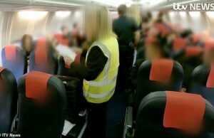 Momento que los delincuentes extranjeros finalmente son transportados desde el Reino Unido, con tarjetas bancarias precargadas con £ 2,000 en efectivo de los contribuyentes en un vuelo que nos cuesta cientos de miles