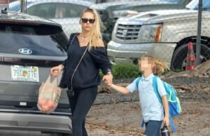 La ex estrella del tenis, Anna Kournikova, muestra un golpe de bebé en raras apariciones públicas en Miami unos meses después de que el miedo a la salud se despertara.