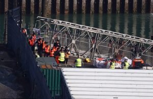 Los primeros migrantes llegan a Gran Bretaña desde Francia como parte del acuerdo “ uno en, uno out ”