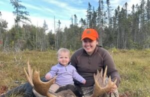 La madre de Maine al aire libre deja a la comunidad dividida después de cazar alces con su pequeña hija unida a su espalda