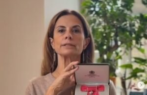 La ex esposa de Colin Firth Livia conserva considerablemente su MBA y desgarra el prestigioso certificado de ferry