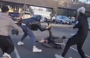 Horrible Machete Attack se toma frente a la cámara en el concurrido centro comercial de Melbourne