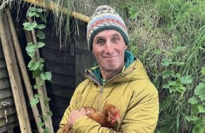 ¡Corre el pollo! La gallina escapa de la granja y 25 millas acoplándose en la llanta de repuesto de un Land Rover