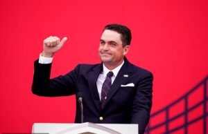 El capitán del equipo de EE. UU. Keegan Bradley comete un gran error en el discurso de apertura de la Copa Ryder … antes de ahogarse durante el emotivo himno nacional