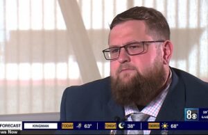 El hombre de Las Vegas violó al hombre de Las Vegas cuando era niño es informado por el juez que es el padre legal de su hermano, que sería su hijo biológico.