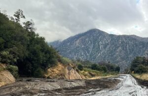 La carretera a la emblemática, el senderismo en los deportes de California y de invierno está completamente arrastrada por el deslizamiento de tierra