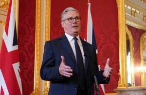 Moribonde de la economía. Reglas de socialismo. La policía está golpeando si dices o piensas en lo malo. Ahora, en un nuevo plan autoritario que hará que Gran Bretaña sea más como Alemania Oriental, los ciudadanos se verán obligados a transportar tarjetas de identidad.