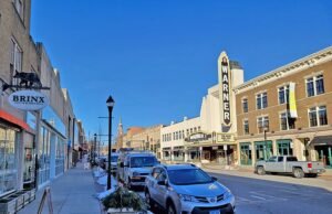 La histórica ciudad de Connecticut promulga el nuevo código de vestimenta para maestros que prohiben mini-melíes, ropa transparente y pantalones de yoga