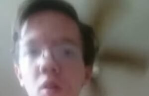 Nuevas imágenes inquietantes muestran que Trump es el asesino Thomas Crooks blandiendo un arma en su habitación