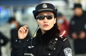Dentro del estado de vigilancia de China, donde se monitorizan millones de personas en la gran pantalla de estilo minoritario, los jaywalkers son capturados por reconocimiento facial y los drones de la policía molestan a los altavoces de los altavoces