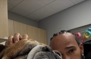 El corazón roto Lewis Hamilton ofrece una actualización de salud oscura sobre su amado perro Roscoe: “Está en coma … y no sabemos si se despertará”