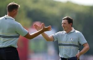 Europa domina Foursomes para liderar a los Estados Unidos después de la primera sesión de Ryder Cup como Rory McIlroy y Tommy Fleetwood estrella frente a la multitud de Heckling