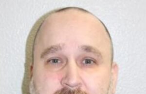 El agente de viajes de viajeros que ha defraudado al ex Alexander McQueen PA con £ 155,000 para soplar en el juego está encarcelado