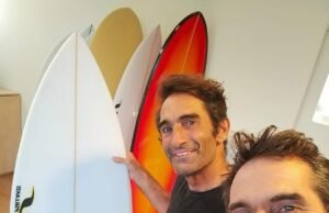 Final final reconfortante para la víctima de ataque de tiburones, mientras que más de 1,000 surfistas se encuentran para el remo