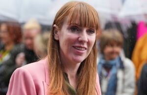 Uh, ¿no tenía que dejar de no haber pagado impuestos? Los activistas laborales dan una ovación de pie para el “héroe de la clase trabajadora” Angela Rayner en la conferencia