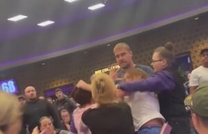 El momento de la pelea estalla en Bingo Night, con apostadores vistos con golpes y corriendo en las mesas