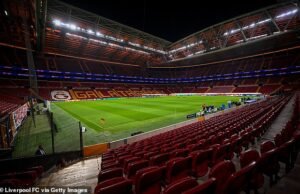 Los fanáticos del Liverpool se alinearon para un tratamiento degradante “en Estambul mientras la policía intenta mantenerlos alejados de los notorios habitantes que despertaron a los jugadores con fuegos artificiales a las 3 de la mañana.