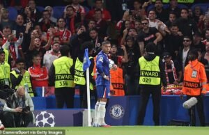 Momento feo Enzo Fernández es bombardeado por fanáticos de Benfica enojados en una reacción furiosa después de que la ex estrella forzó el traslado a Chelsea, con José Mourinho llamando desesperadamente la paz