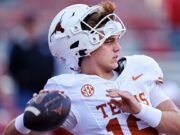Texas QB Arch Manning promete mejorar en medio de peleas